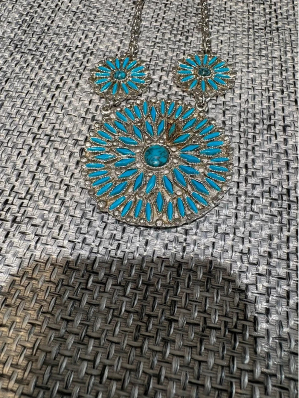 Y2K vintage vibrant faux-turquoise needlepoint stones pendant necklace